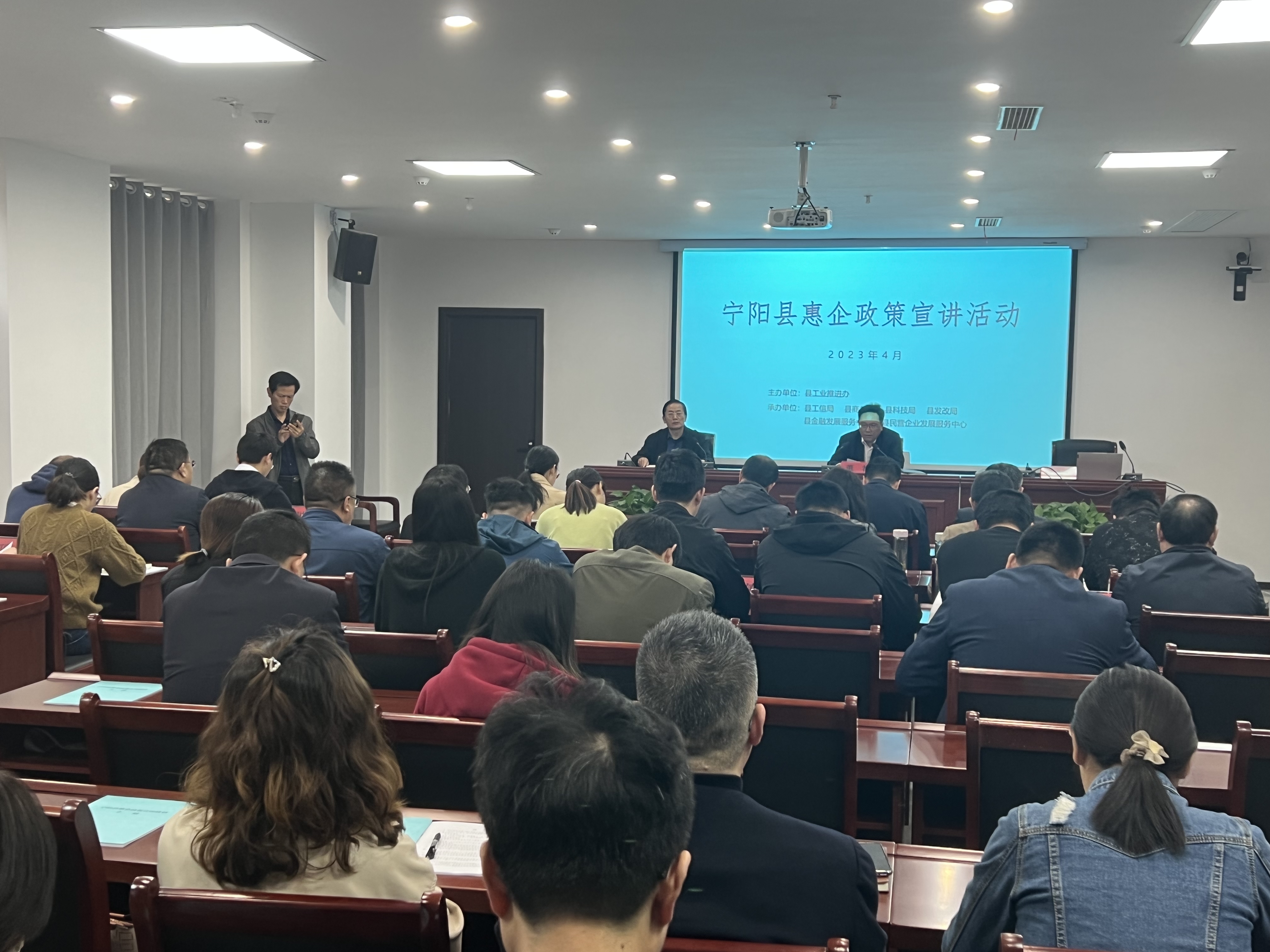 金融价值观丨“阳光雨露”滋养民营经济 金融惠企举措落地落细