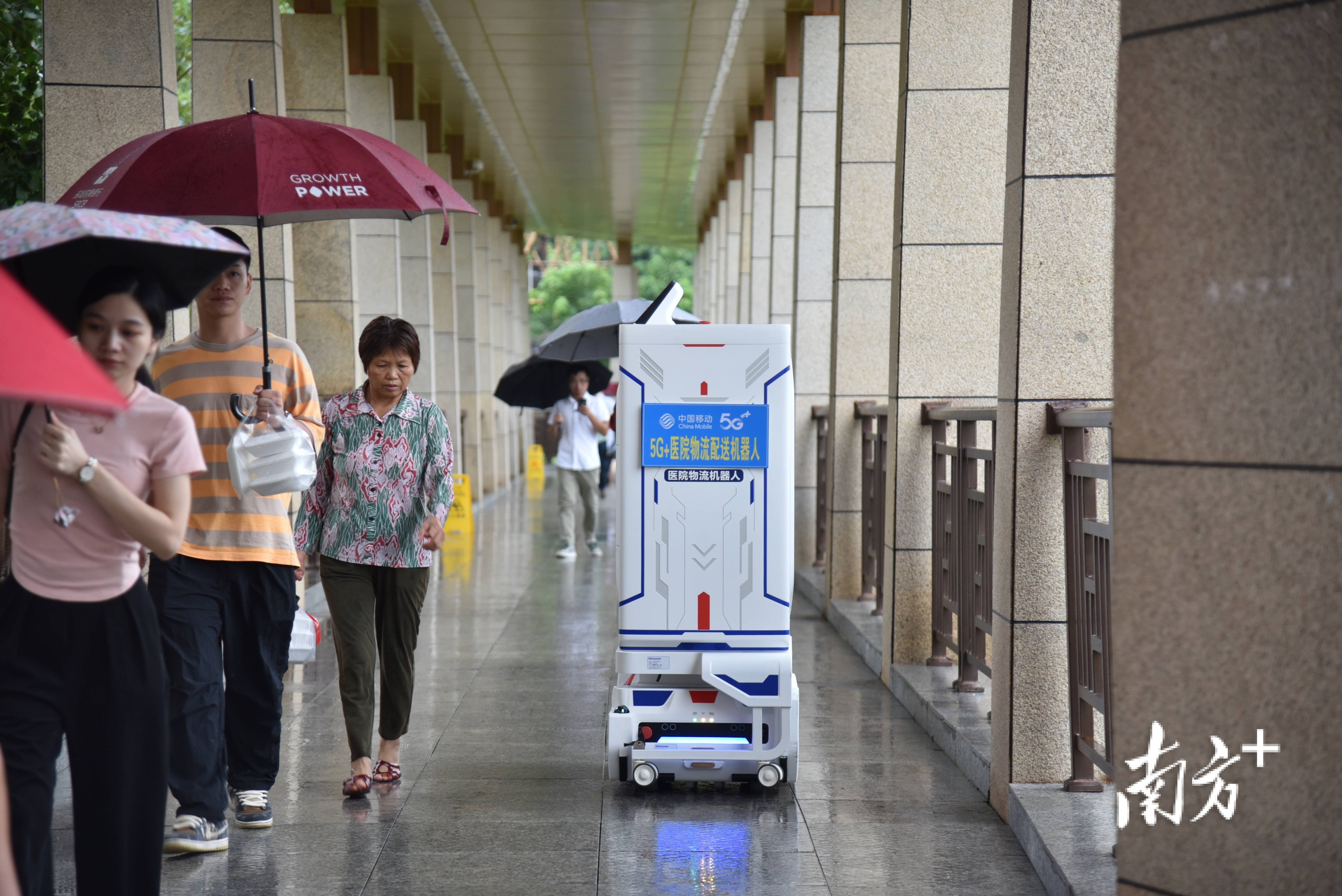 国神公司投运国内首套5G智能光伏清扫机器人