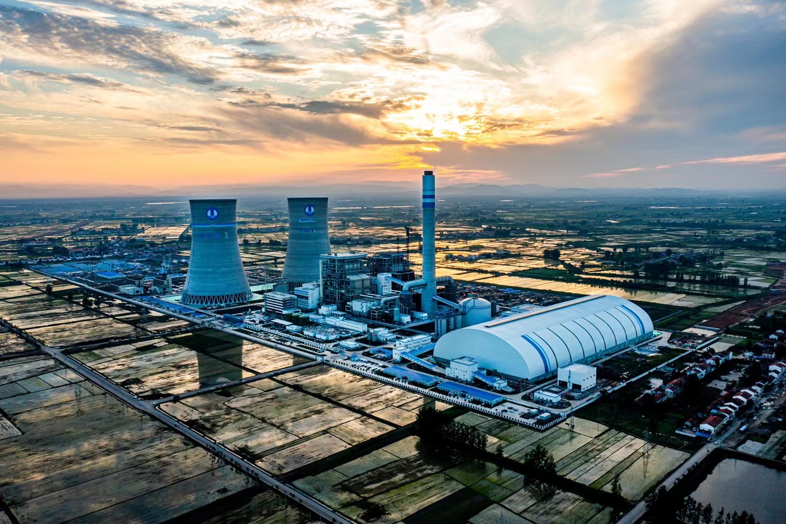 全球首台700兆瓦高效超超临界循环流化床锅炉并网发电