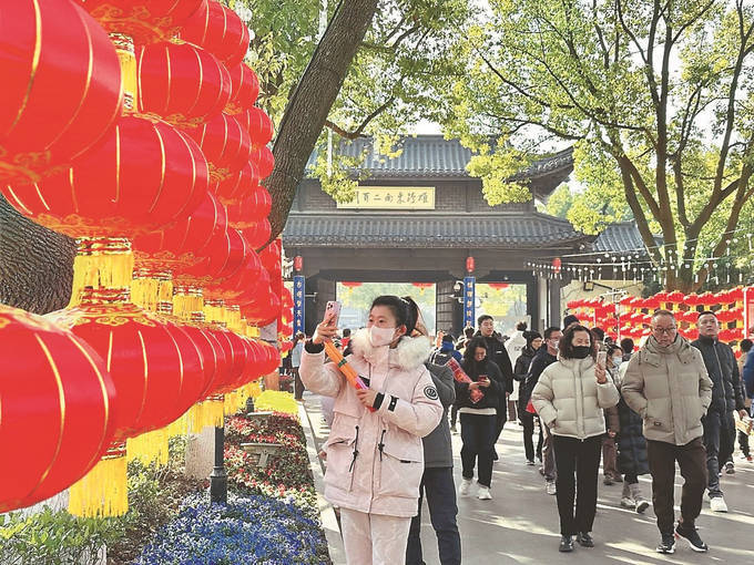 春风送暖处，星火照人间