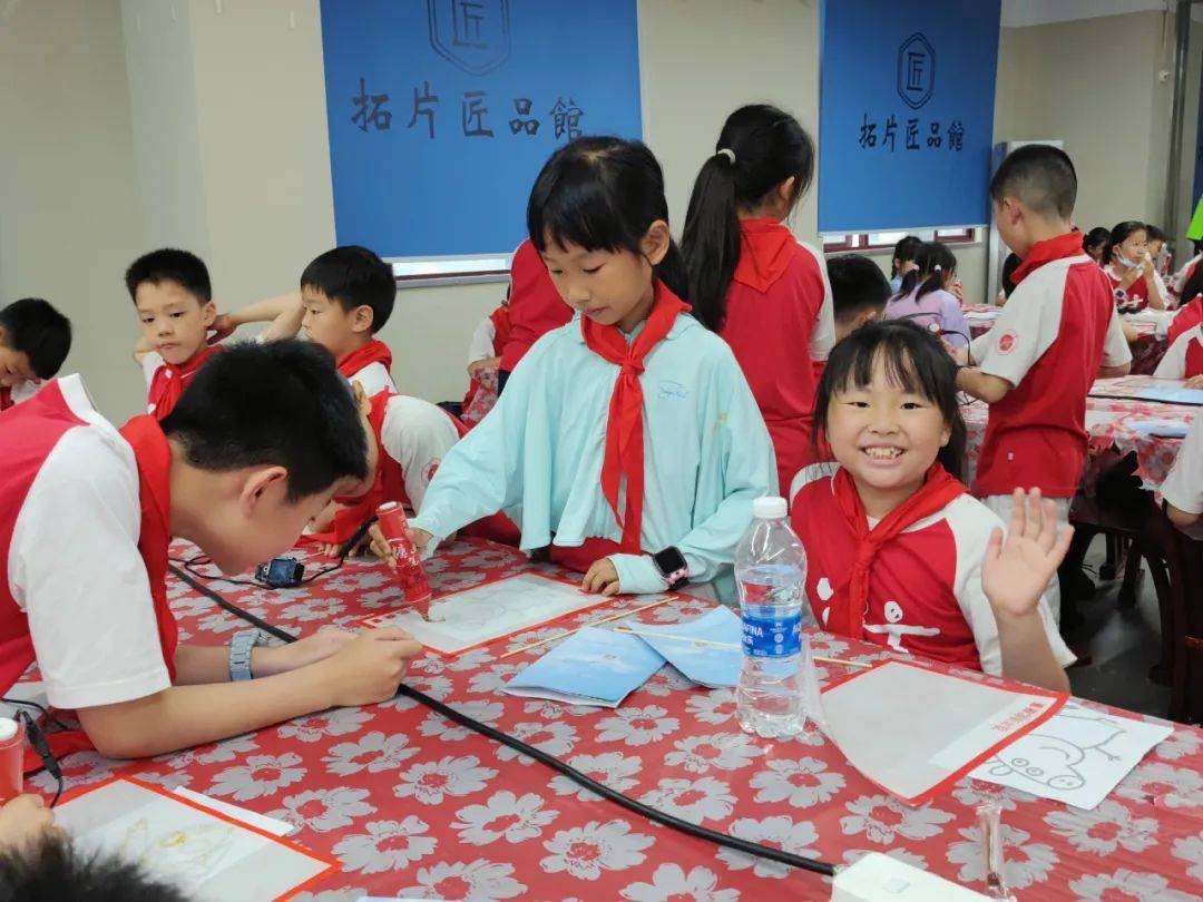 “余韵研学”暑期研学热 青少年在禹上生态文明教育馆探秘“净水魔法”