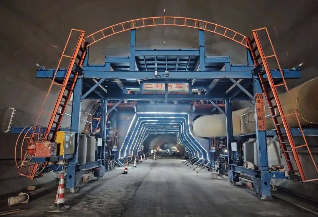 创多项行业纪录！西气东输二三线果子沟 管道工程首条隧道贯通