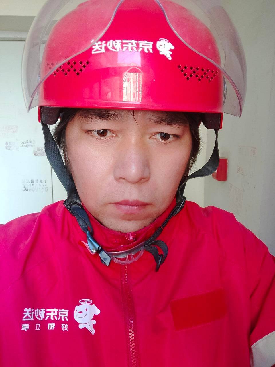 提前部署前置仓站 iPhone Duo开售当天京东秒送骑手为首批用户送达新机